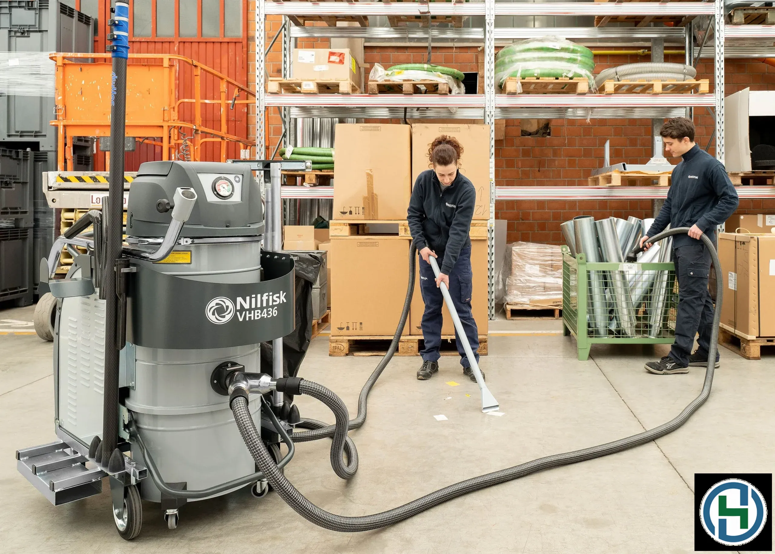 battery-powered-2-people-cleaning-in-a-warehouse-scaled-1 Trang thiết bị và hóa chất chuyên dụng là nền tảng của quy trình vệ sinh 5 Không