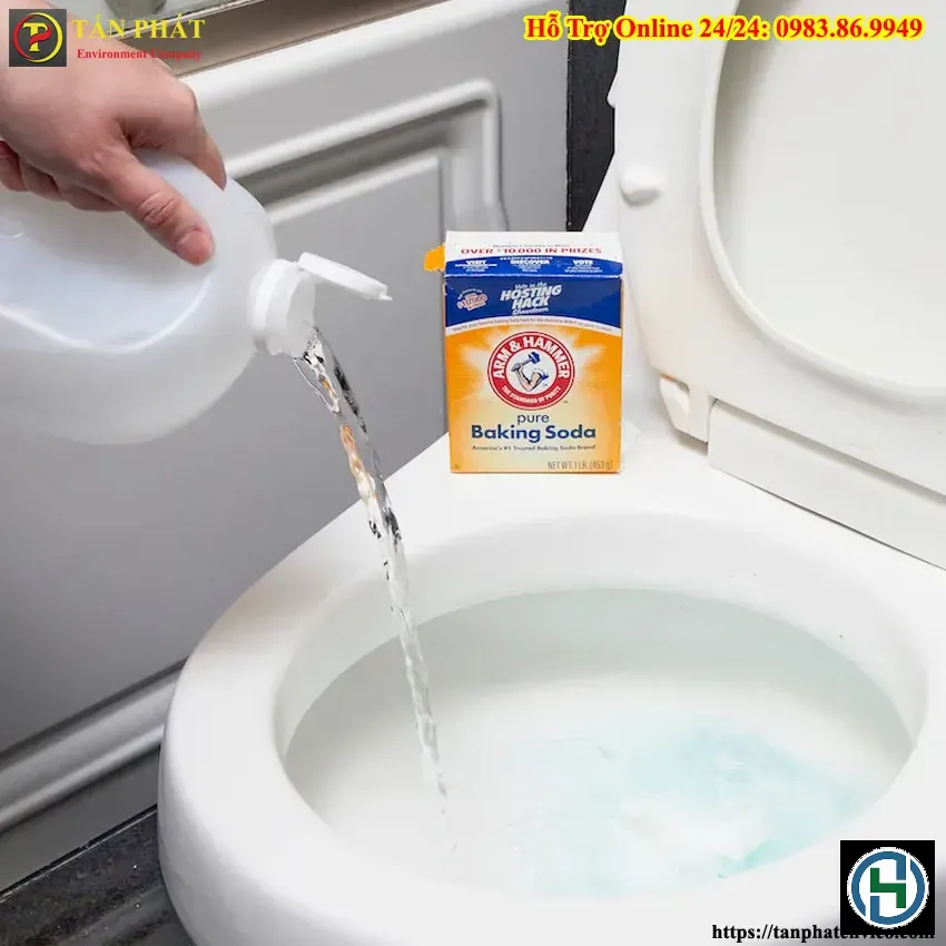 Phản ứng sủi bọt giữa baking soda và giấm giúp đánh bay các vết ố vàng hiệu quả