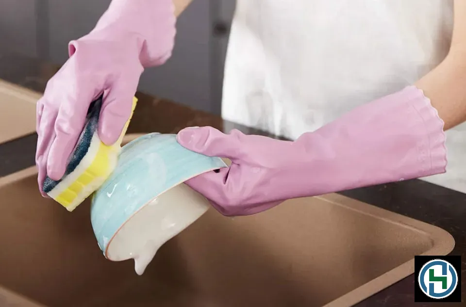 Đeo găng tay là thói quen tốt giúp bảo vệ đôi tay khỏi tác động của nước và hóa chất