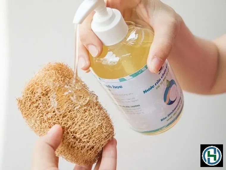 Các chất tẩy rửa mạnh trong nước rửa chén là nguyên nhân hàng đầu gây khô da