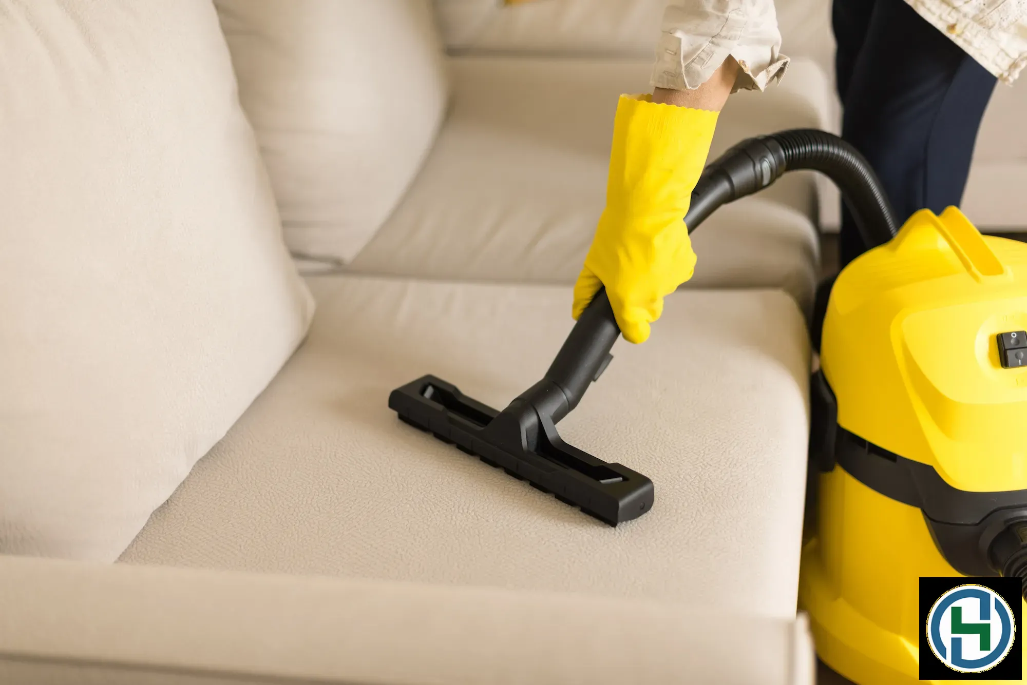 Sử dụng máy hút bụi chuyên dụng giúp loại bỏ bụi bẩn sâu bên trong các kẽ sofa