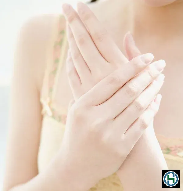 Hóa chất tẩy rửa lành tính giúp bảo vệ đôi bàn tay khỏi tình trạng thô ráp và viêm da