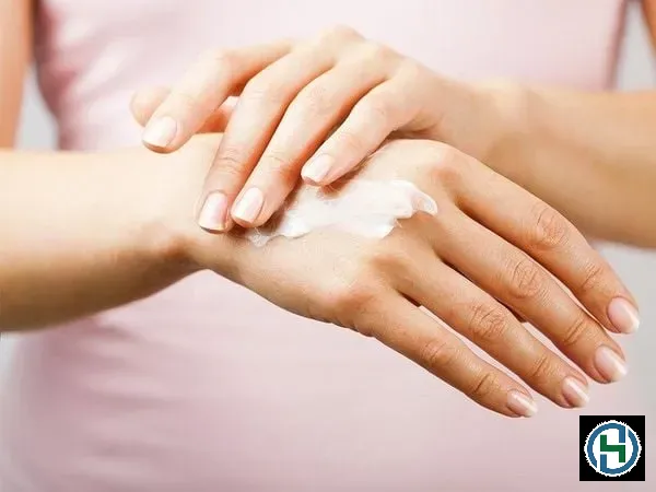 Chăm sóc và bảo vệ đôi bàn tay đúng cách khi rửa chén giúp duy trì làn da luôn mềm mại và khỏe mạnh
