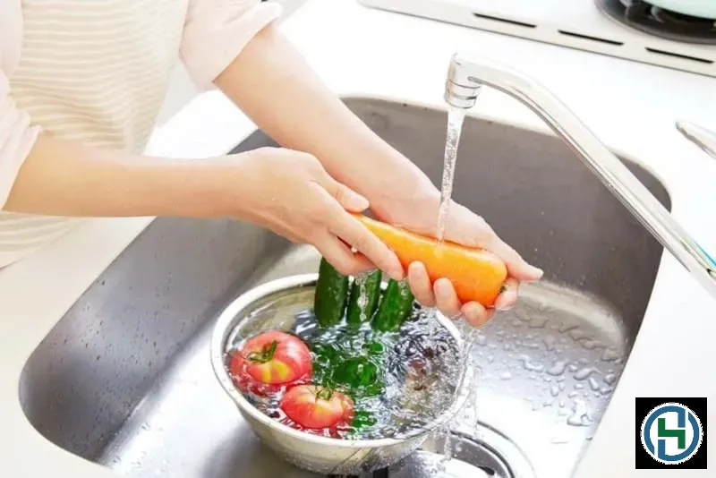 Nên sử dụng các biện pháp tự nhiên hoặc nước rửa chuyên dụng để làm sạch rau củ