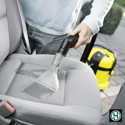 Hút bụi kỹ lưỡng là bước tiên quyết khi vệ sinh ghế nỉ ô tô