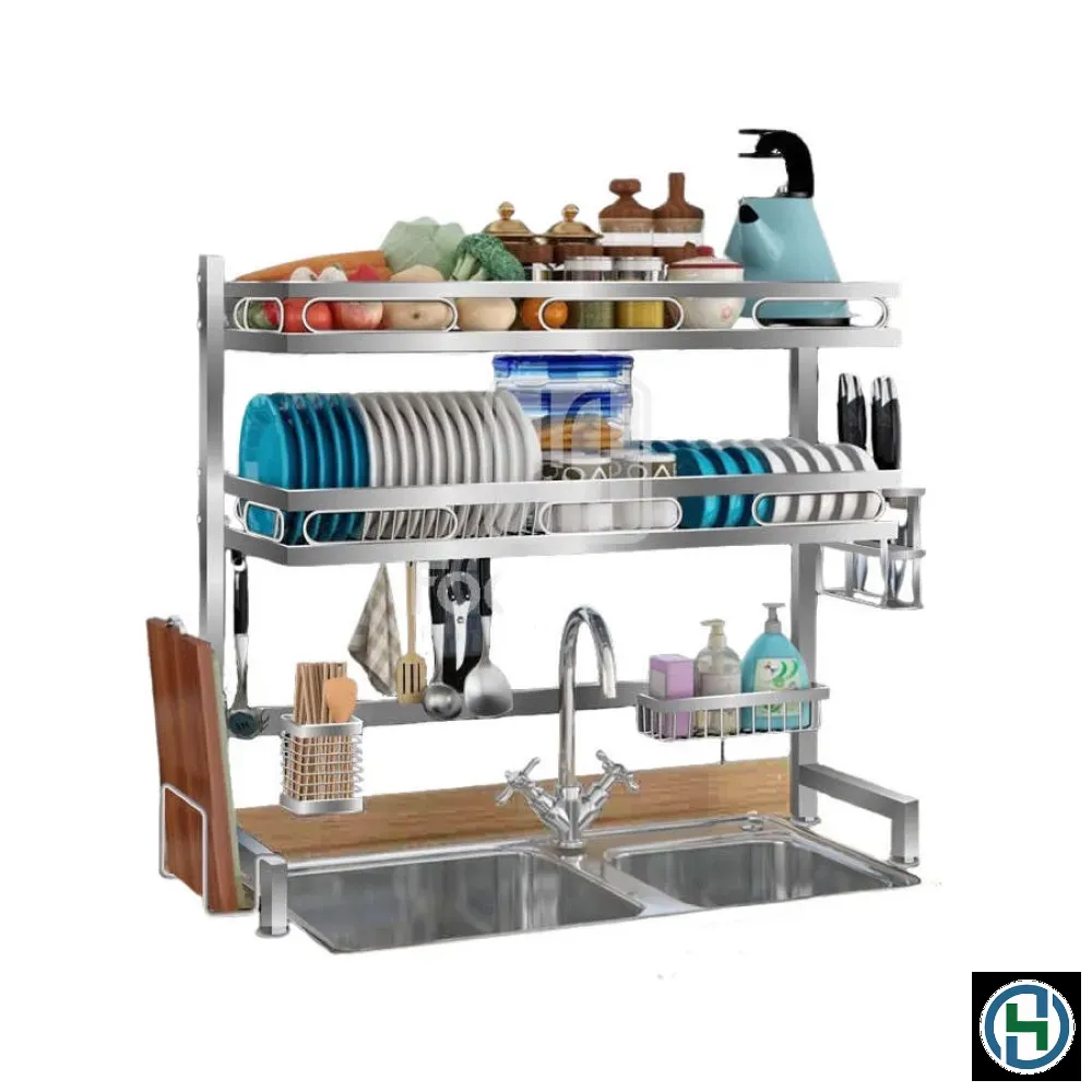 Phân loại bát đĩa theo nhóm là bước đầu tiên trong quy trình rửa chén chuyên nghiệp