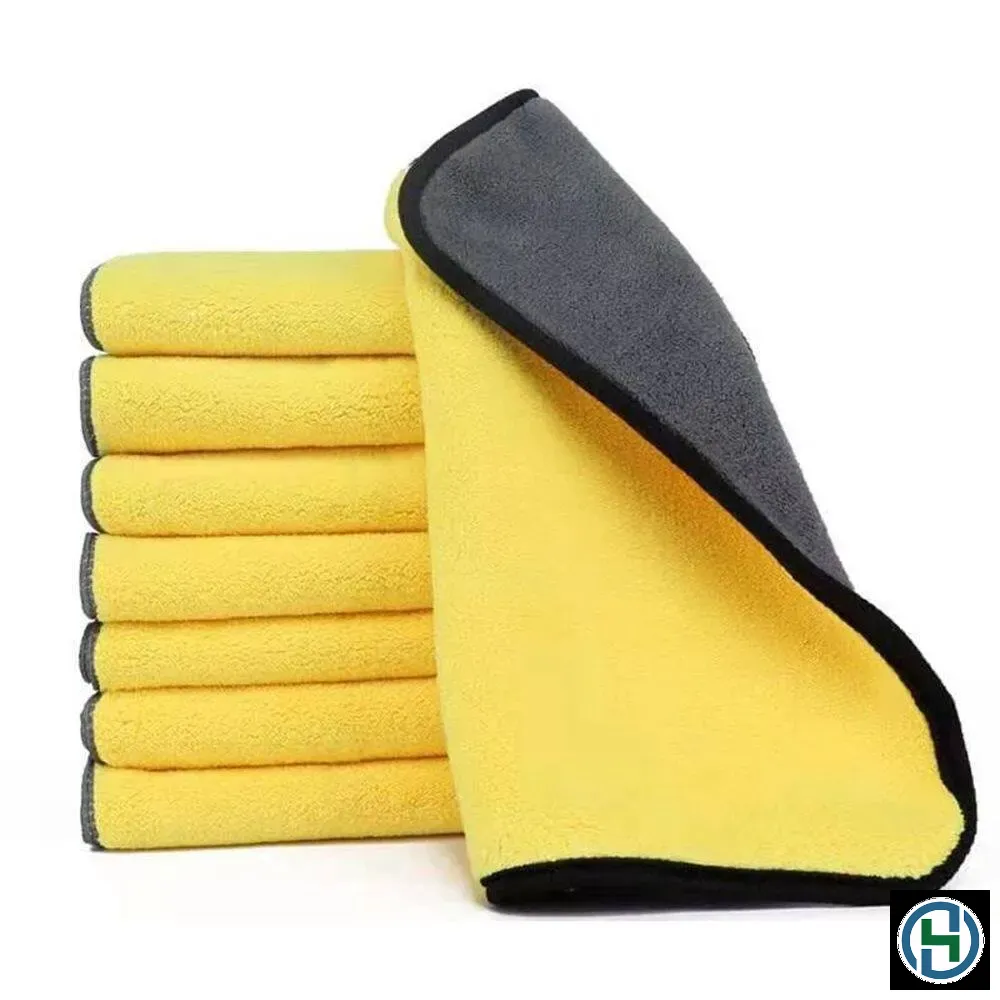 Bộ dụng cụ tiêu chuẩn bao gồm khăn Microfiber sạch và dung dịch vệ sinh chuyên dụng không chứa cồn