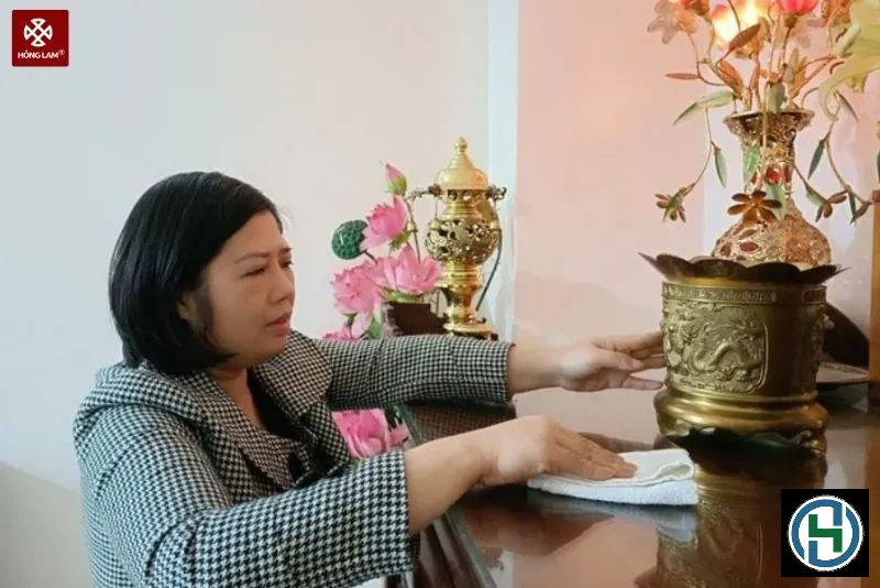 Việc lau dọn bàn thờ gia tiên cần sự thành tâm và tỉ mỉ để thể hiện lòng hiếu thảo
