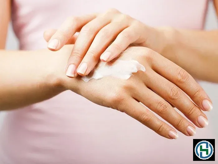 Thoa kem dưỡng ẩm ngay sau khi tiếp xúc với nước giúp bù đắp lượng độ ẩm đã mất và làm mềm da tức thì