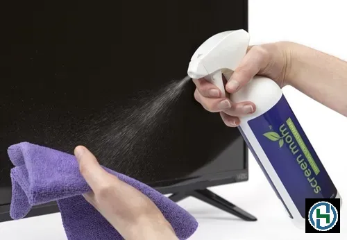 Thao tác lau nhẹ nhàng theo một hướng cố định giúp loại bỏ bụi mịn hiệu quả mà không gây trầy xước