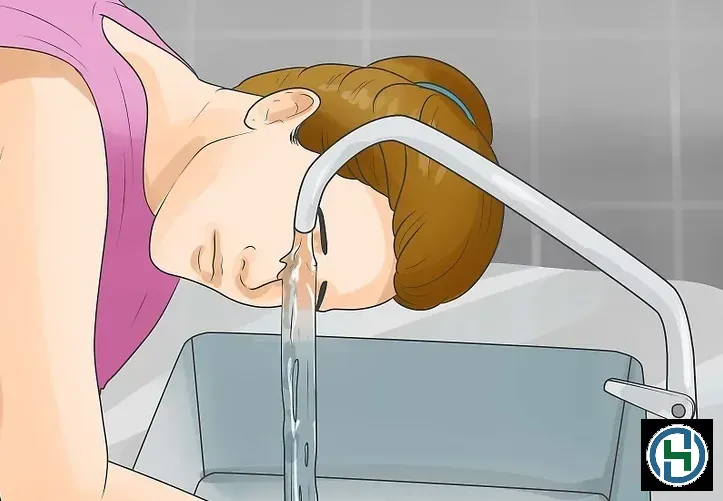Kỹ thuật rửa mắt đúng cách giúp loại bỏ hóa chất hiệu quả và ngăn ngừa lây lan sang mắt lành
