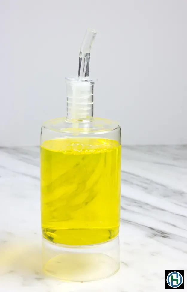 soap-bottle Thành phẩm nước rửa chén hương chanh có màu vàng nhạt và mùi thơm thanh mát