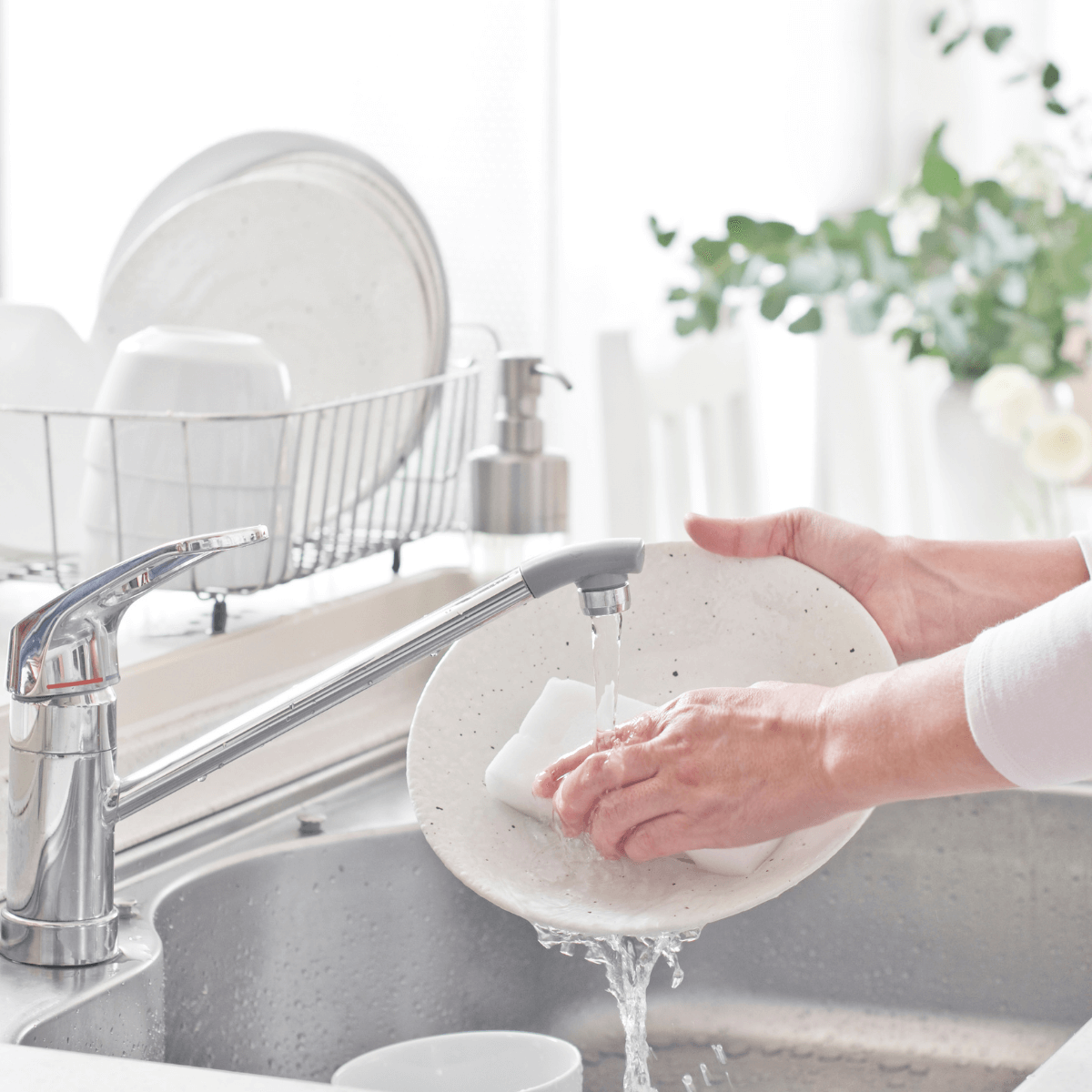Sử dụng chậu rửa thay vì xả vòi trực tiếp giúp kiểm soát lượng nước sử dụng hiệu quả hơn