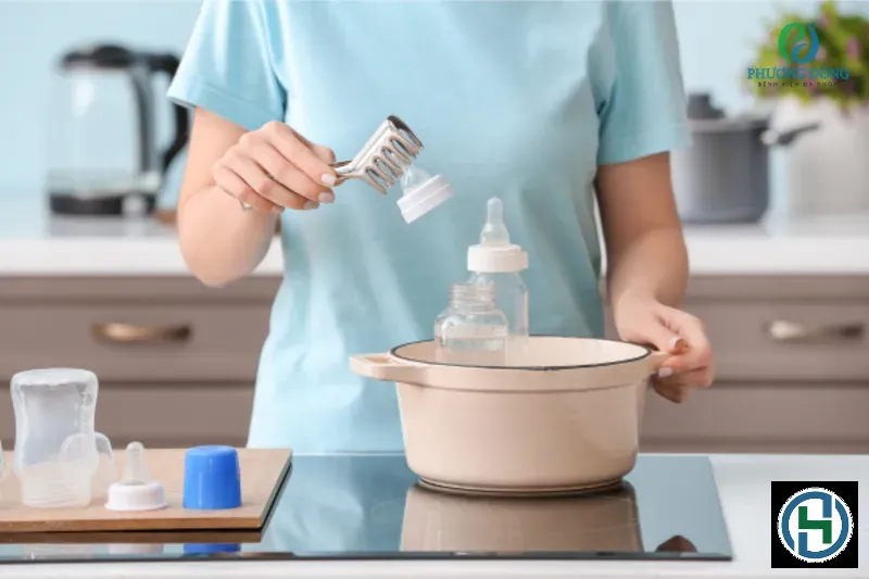 Việc lựa chọn nước rửa chén chuyên dụng là bước quan trọng để bảo vệ sức khỏe trẻ sơ sinh