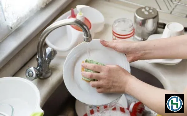 Kỹ thuật tráng bát đĩa bằng nước ấm giúp loại bỏ hoàn toàn dầu mỡ