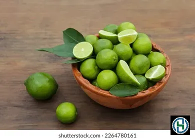 Lá chanh tươi không chỉ là gia vị mà còn là trợ thủ đắc lực trong việc vệ sinh chén đĩa