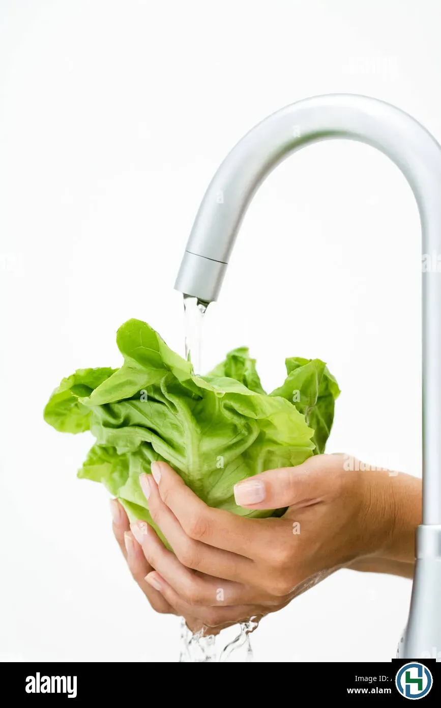 Rửa rau dưới vòi nước chảy giúp loại bỏ tạp chất hiệu quả mà không làm dập nát